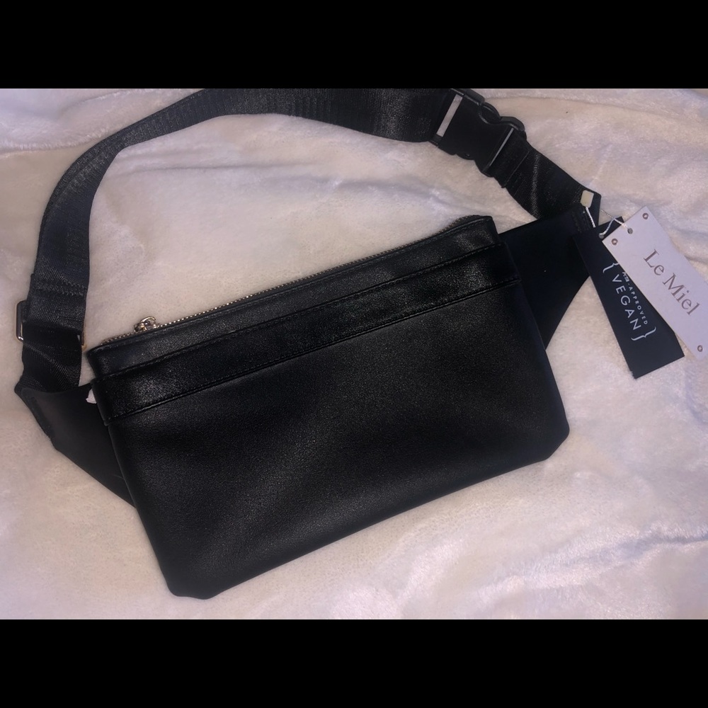 Pretty Black “Le Miel” Fanny Pack!!